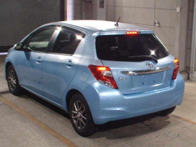 2015 Toyota Vitz F auction photo 2