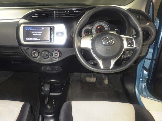 2015 Toyota Vitz F auction photo 3