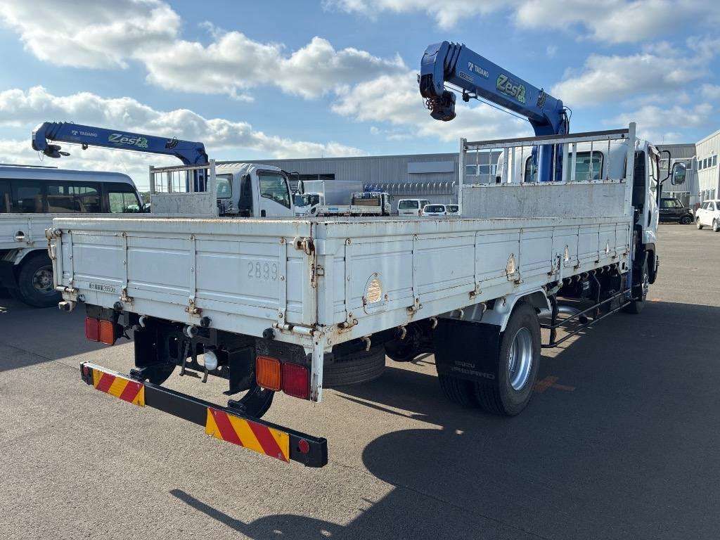 2014 Isuzu Forward Crane included auction photo 2