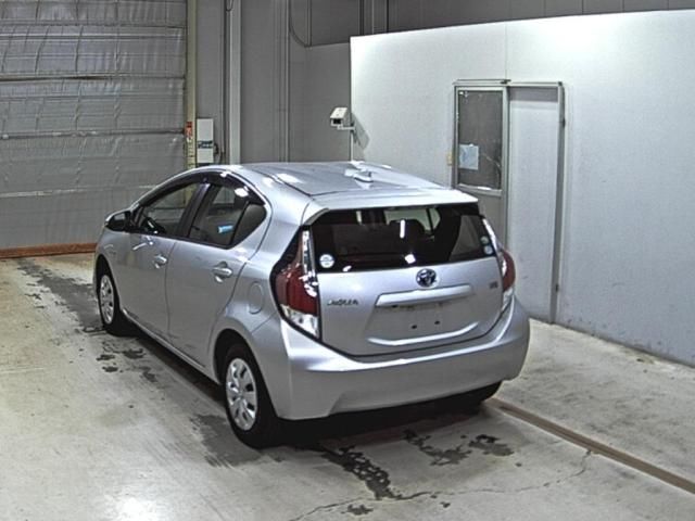 2015 Toyota Aqua L auction photo 2