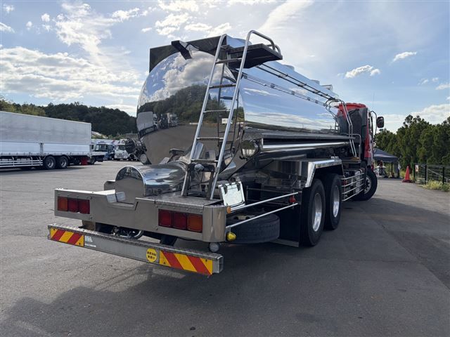 2011 Isuzu タンク車 auction photo 2