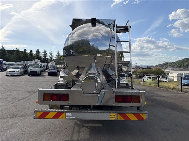 2011 Isuzu タンク車 auction photo 3