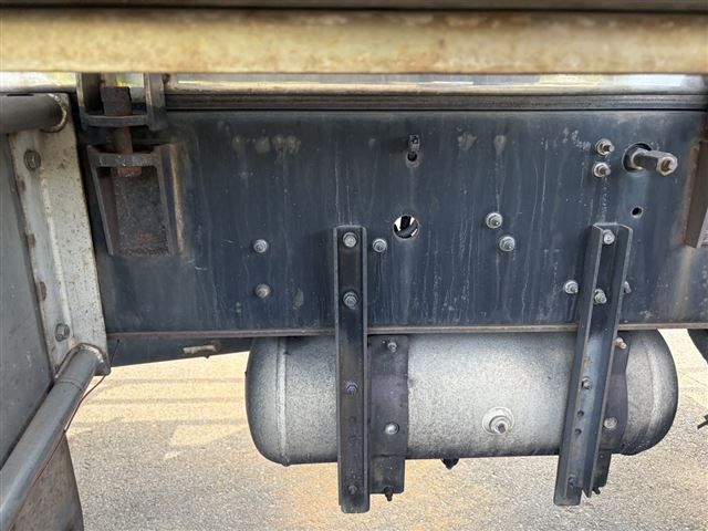2011 Isuzu タンク車 auction photo 5
