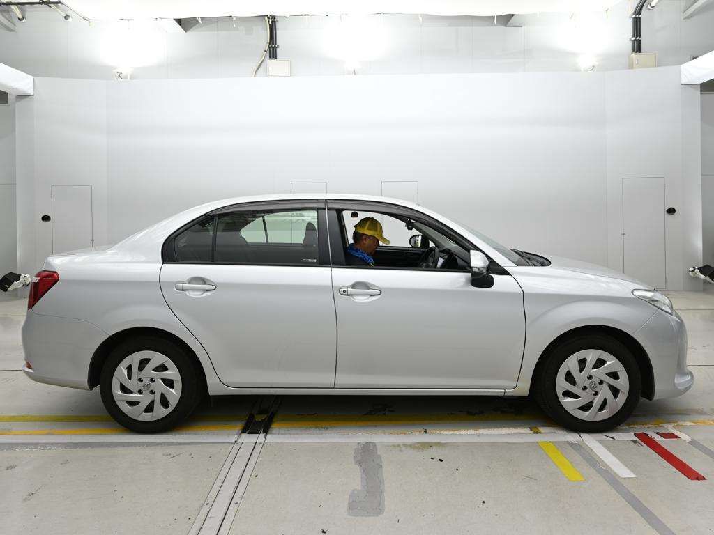 2021 Toyota Corolla Axio ハイブリッド EX auction photo 3