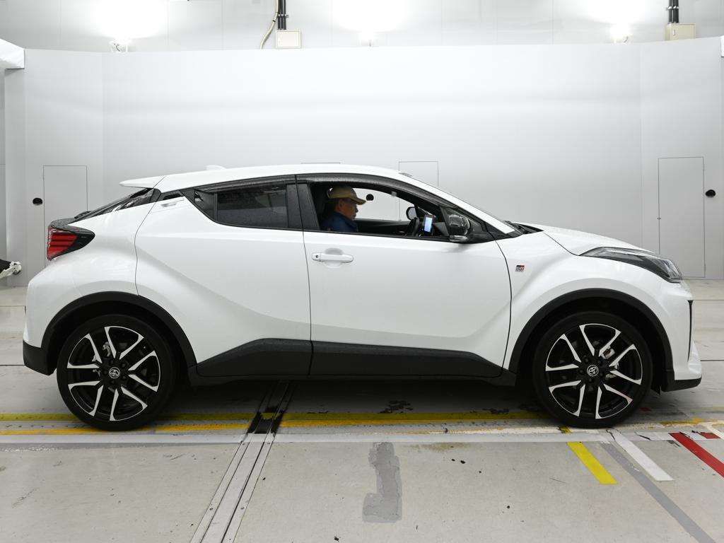 2023 Toyota C-HR S-T GRスポーツ 4WD auction photo 3