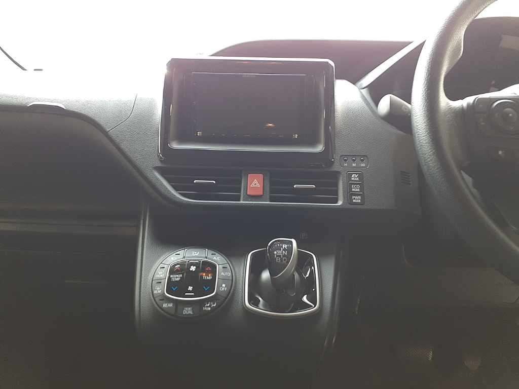 2018 Toyota Noah Hybrid X auction photo 12