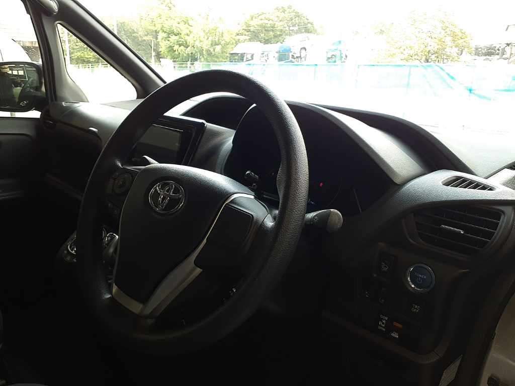 2018 Toyota Noah Hybrid X auction photo 9