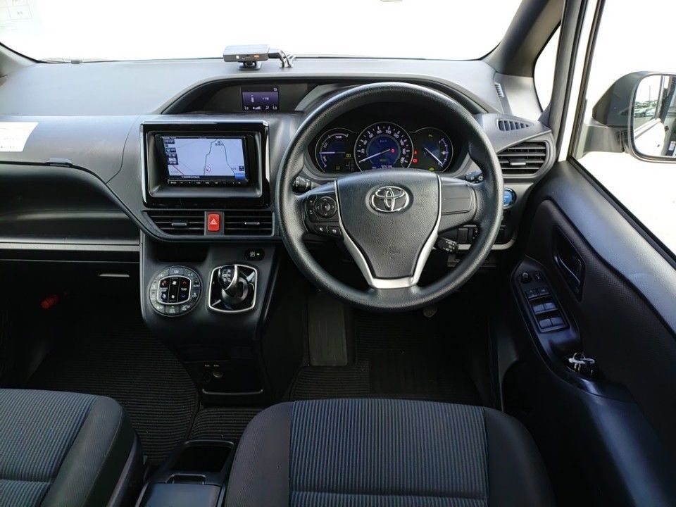 2021 Toyota Noah auction photo 3