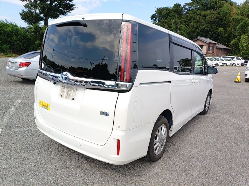 2021 Toyota Noah auction photo 2