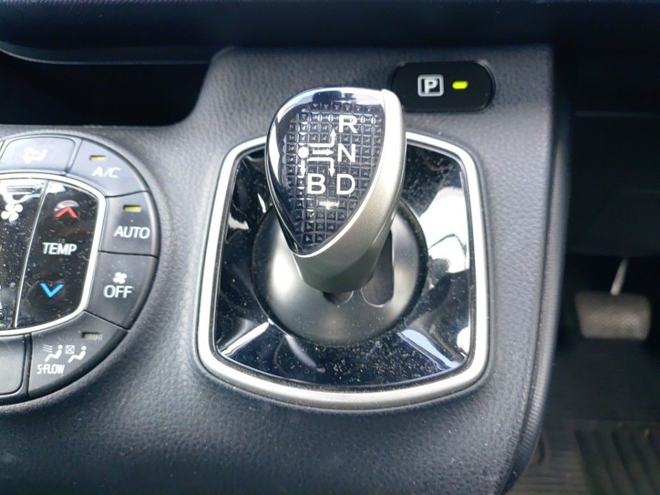 2021 Toyota Noah auction photo 12