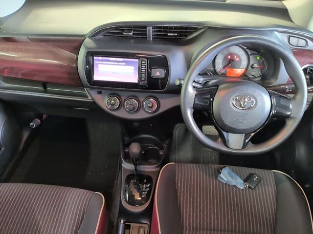 2017 Toyota Vitz ジュエラ auction photo 3