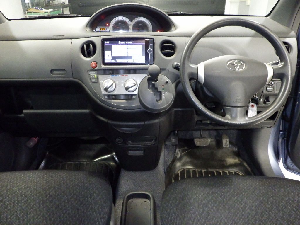 2013 Toyota Sienta X L Package auction photo 3