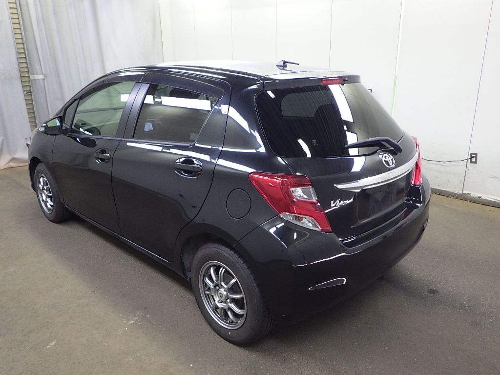 2015 Toyota ヴィッツ 5HB F auction photo 5