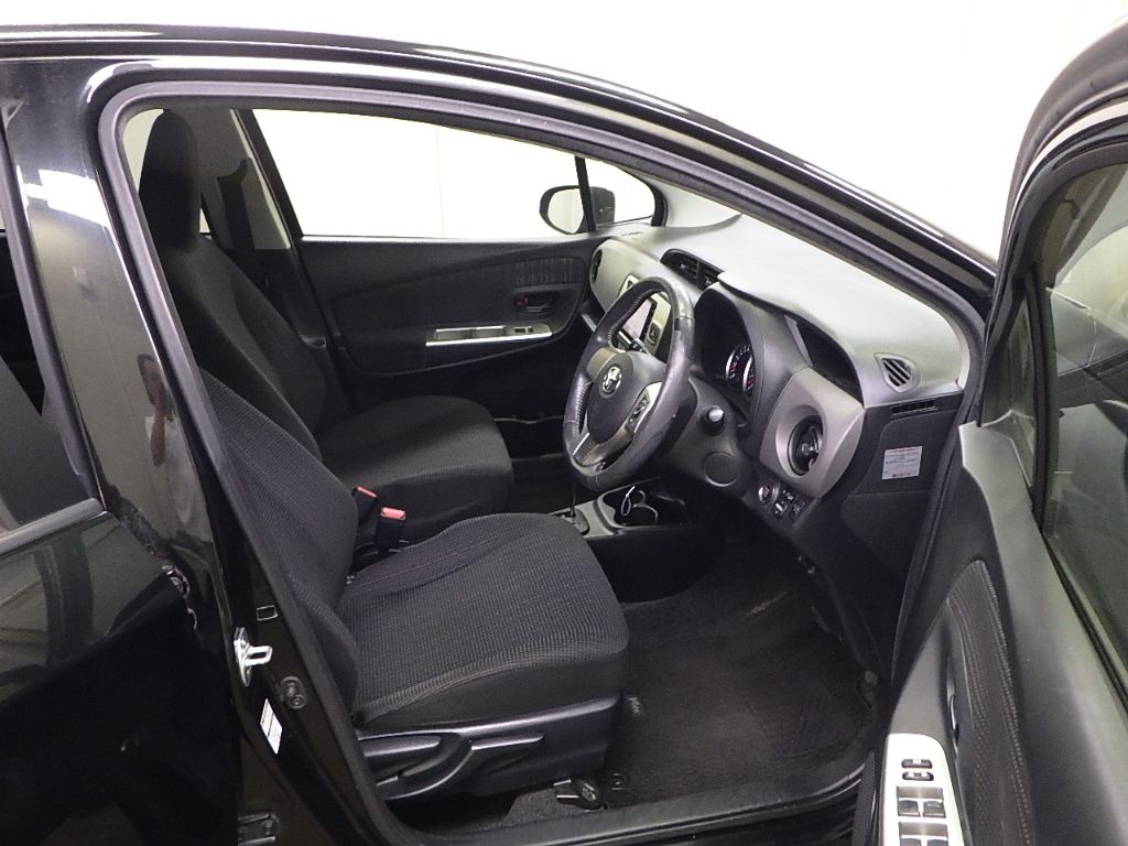 2015 Toyota ヴィッツ 5HB F auction photo 6
