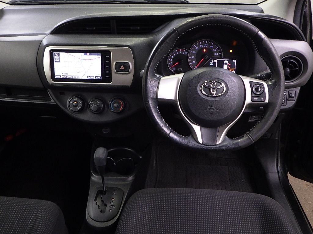 2015 Toyota ヴィッツ 5HB F auction photo 3