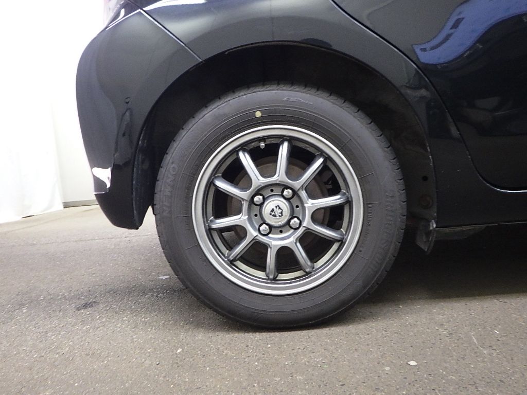2015 Toyota ヴィッツ 5HB F auction photo 9