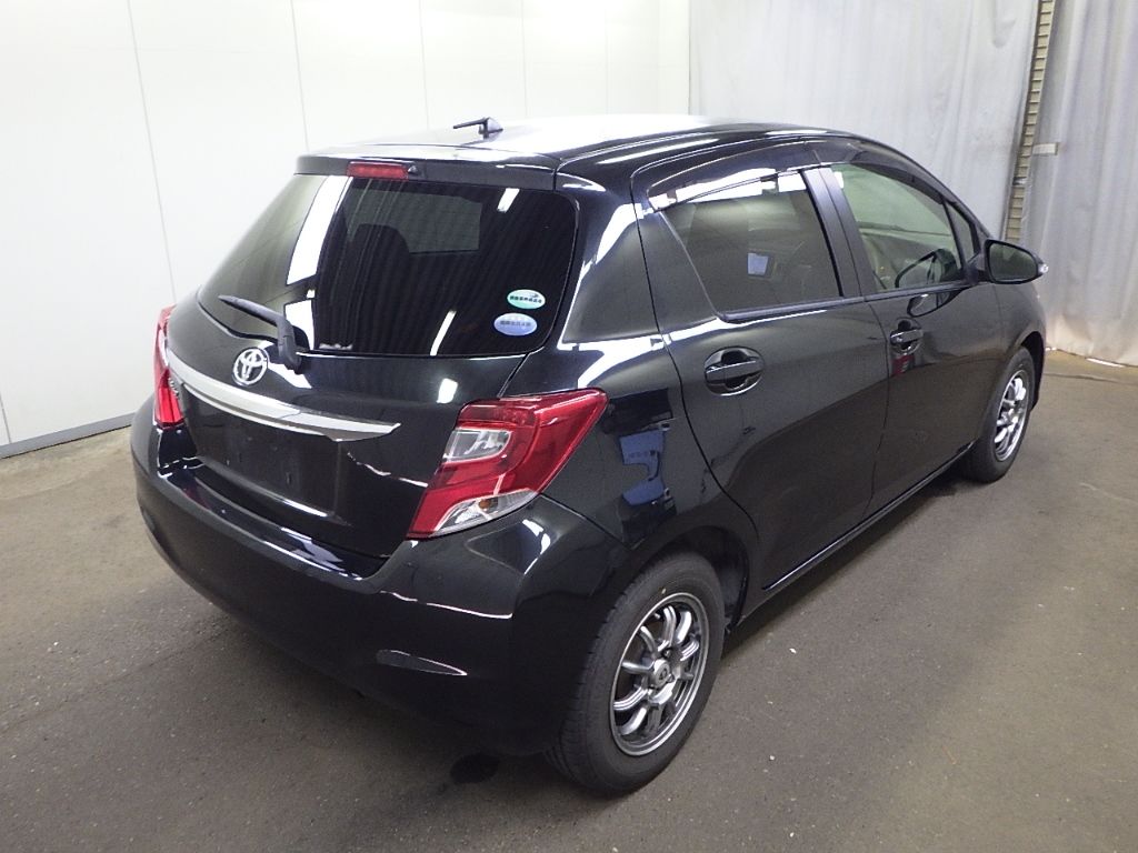 2015 Toyota ヴィッツ 5HB F auction photo 2