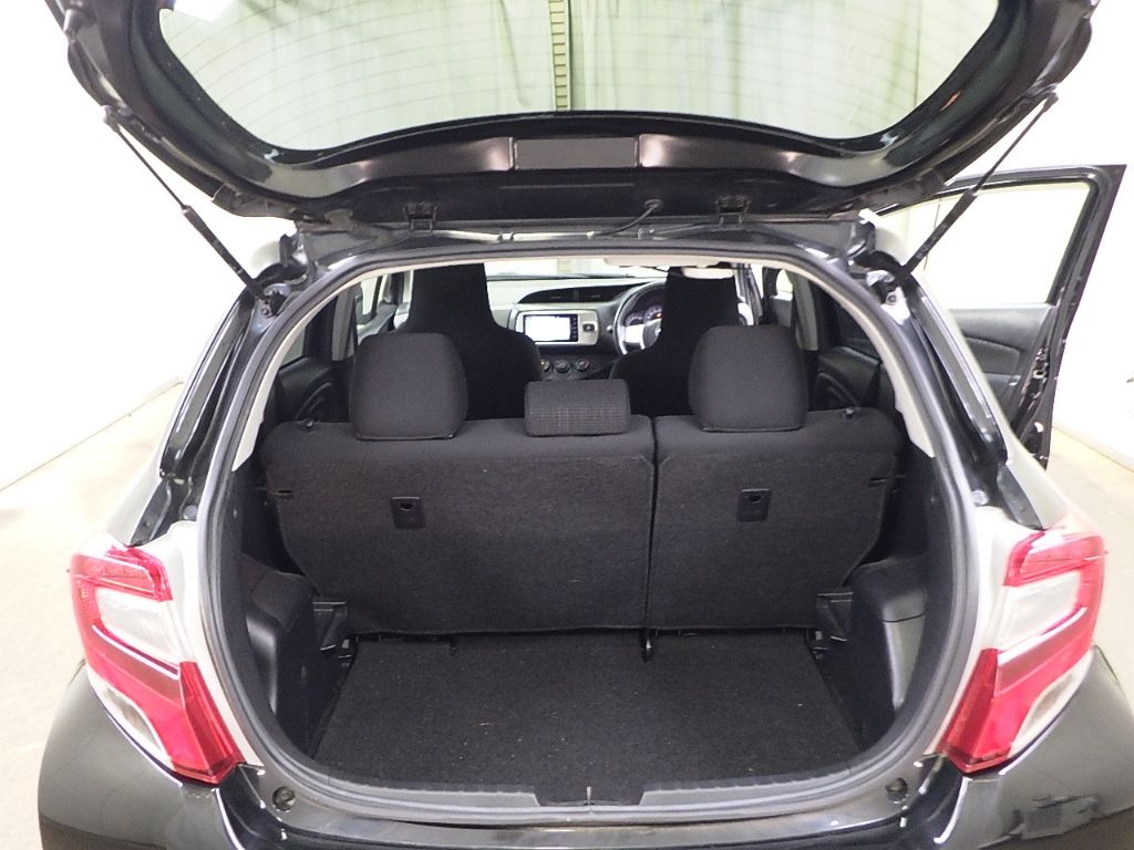 2015 Toyota ヴィッツ 5HB F auction photo 8