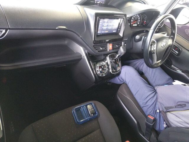2020 Toyota Noah G 4WD auction photo 3