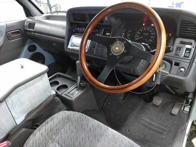1996 Toyota Hiace キャンピング 4WD auction photo 3