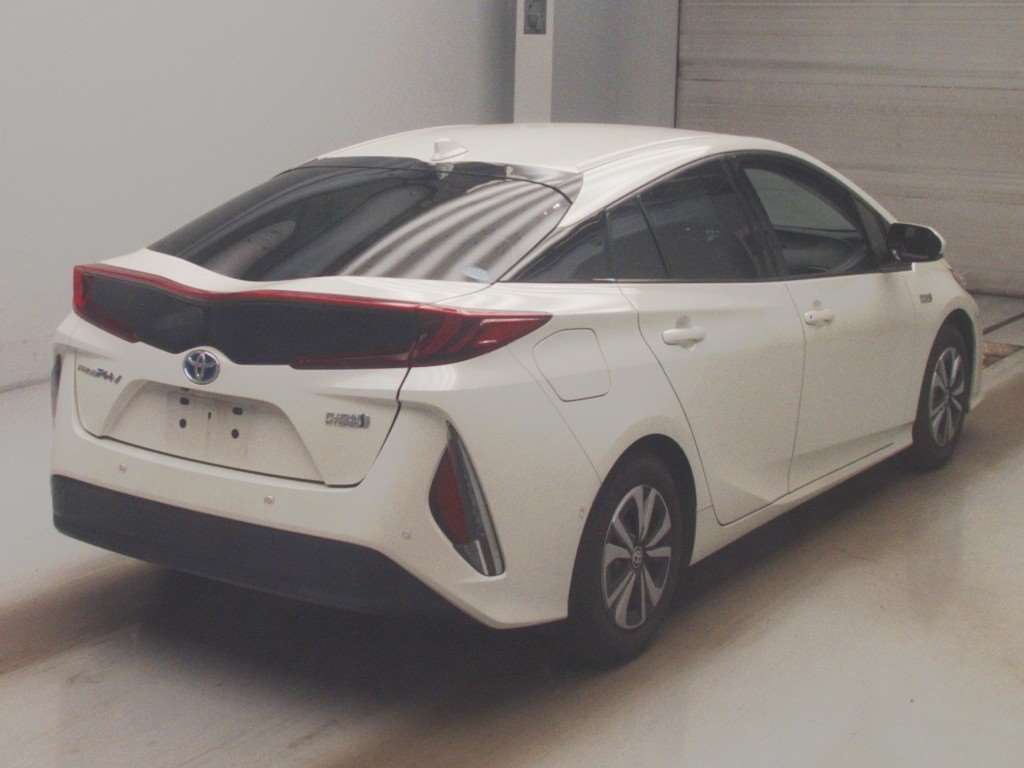 2017 Toyota Prius PHEV A auction photo 2