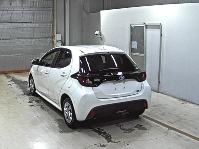 2020 Toyota Yaris ハイブリッドG auction photo 2