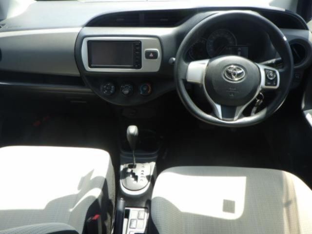 2014 Toyota Vitz F auction photo 3