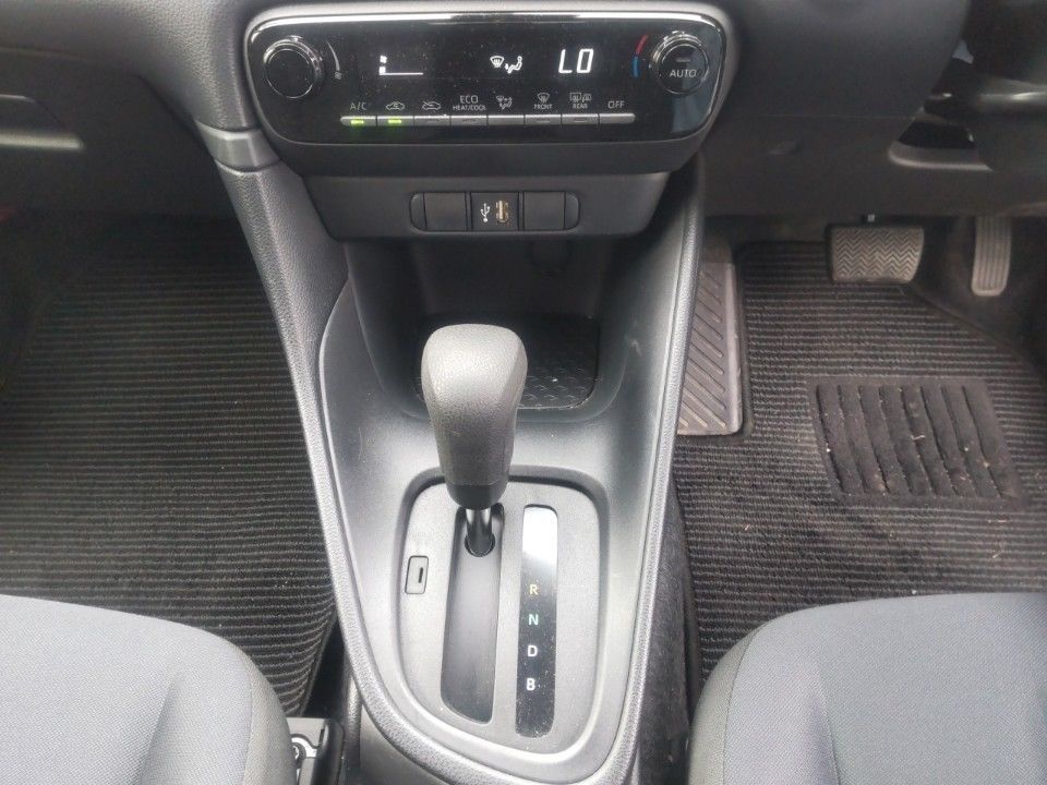 2021 Toyota Yaris auction photo 12