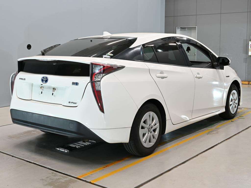 2016 Toyota Prius S 4WD auction photo 2