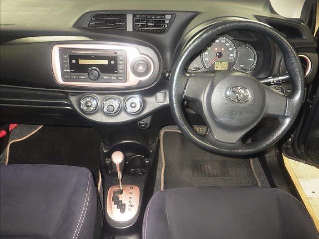 2013 Toyota Vitz Fシエル auction photo 3
