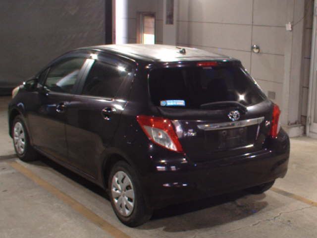2013 Toyota Vitz Fシエル auction photo 2