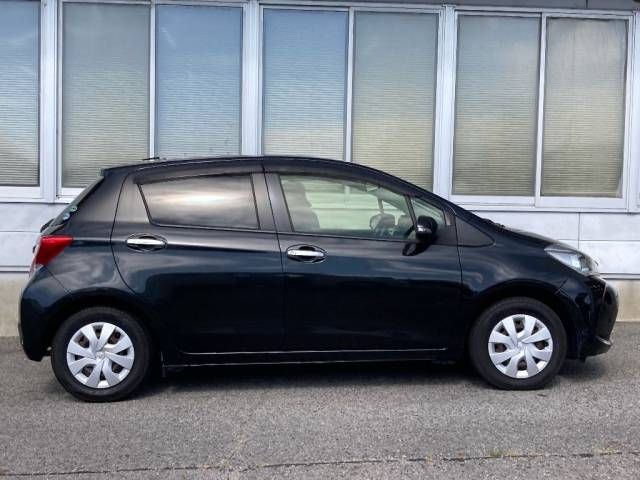 2015 Toyota Vitz 1.0F スマートスタイル auction photo 2