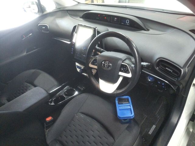 2018 Toyota Prius PHEV A auction photo 3