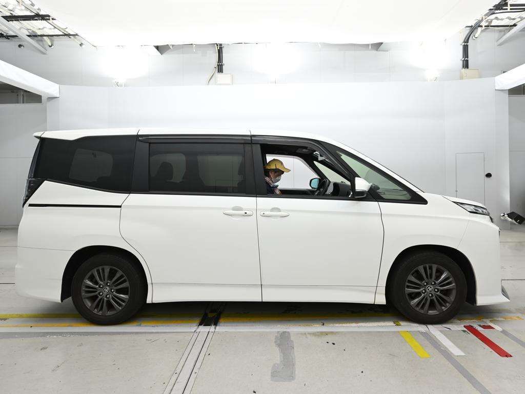 2022 Toyota Voxy Hybrid S-G auction photo 3