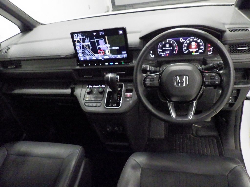 2023 Honda Stepwgn 7 people auction photo 3