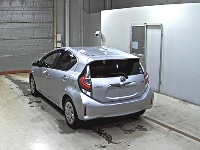 2019 Toyota Aqua Sスタイルブラック auction photo 2