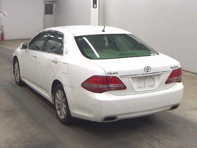 2009 Toyota Crown R Saloon Navigation Package auction photo 2