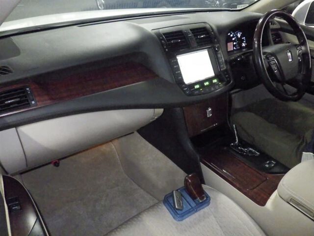 2009 Toyota Crown R Saloon Navigation Package auction photo 3