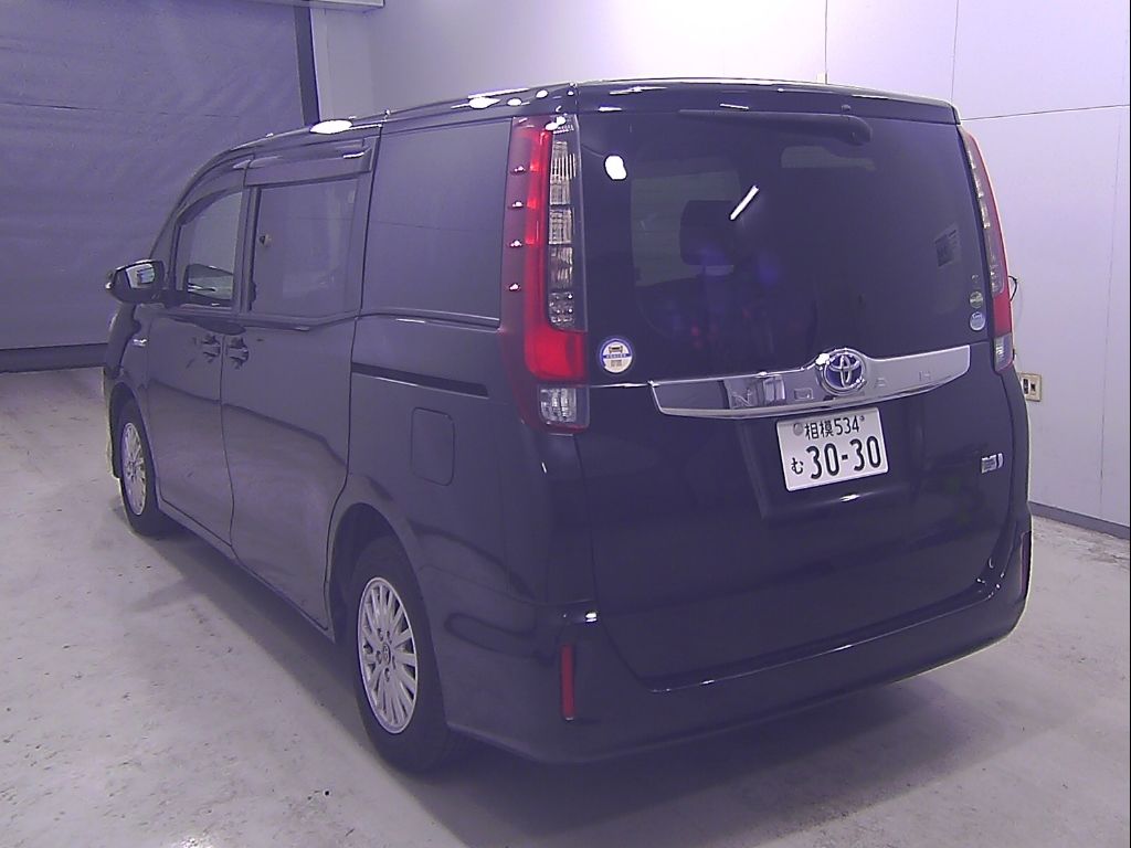 2016 Toyota Noah Hybrid X auction photo 5