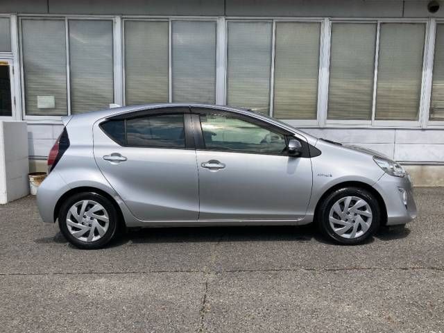 2015 Toyota Aqua S auction photo 2
