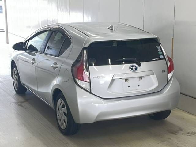 2015 Toyota Aqua S auction photo 3