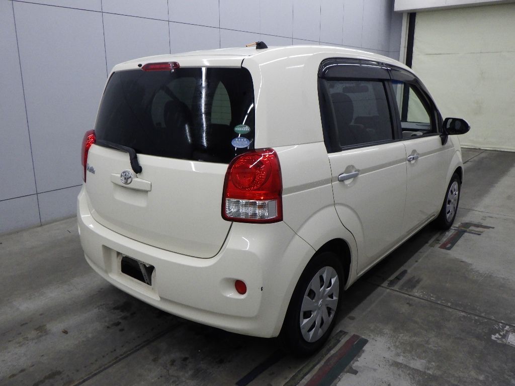 2015 Toyota Porte G auction photo 2
