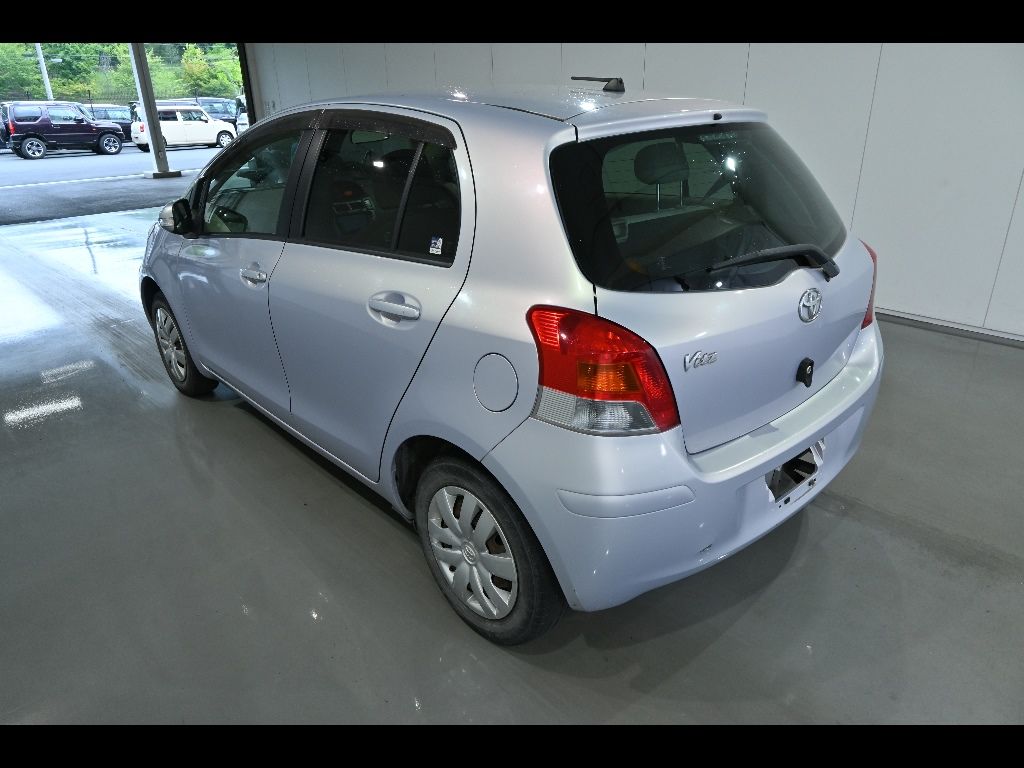 2009 Toyota ヴィッツ 5HB F auction photo 5