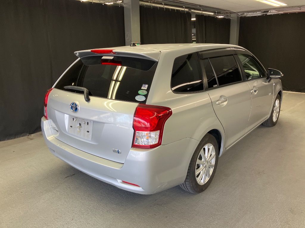 2014 Toyota Corolla Fielder ハイブリッドG auction photo 4