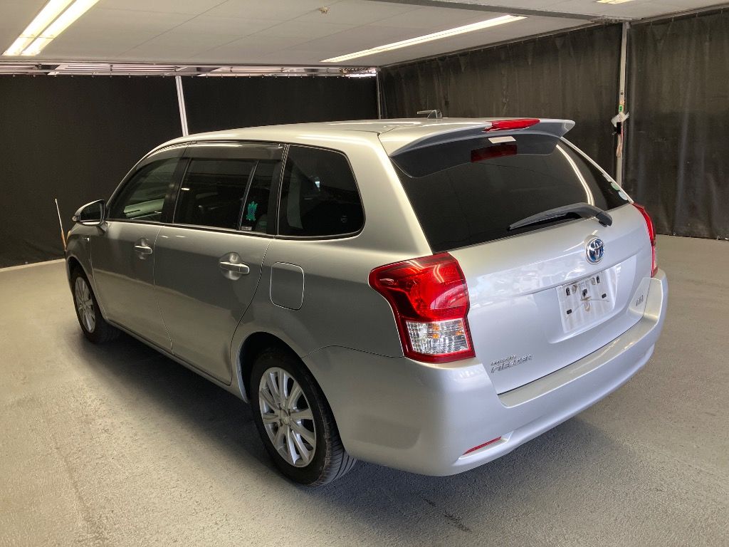 2014 Toyota Corolla Fielder ハイブリッドG auction photo 2