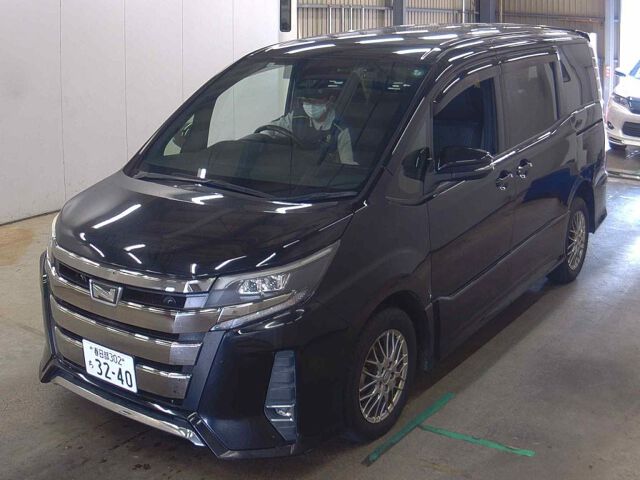 2017 Toyota Noah SI 4WD auction photo 4