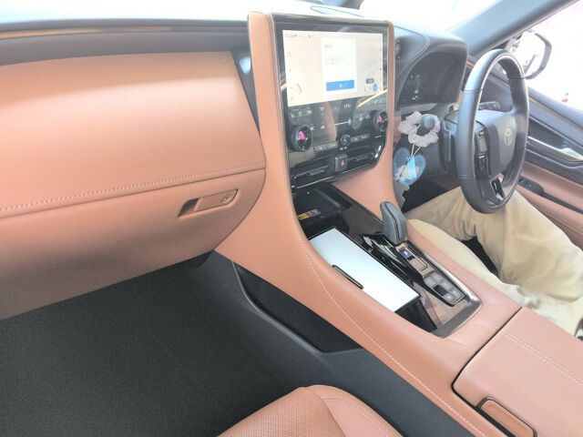 2025 Toyota Vellfire Z Premier auction photo 3