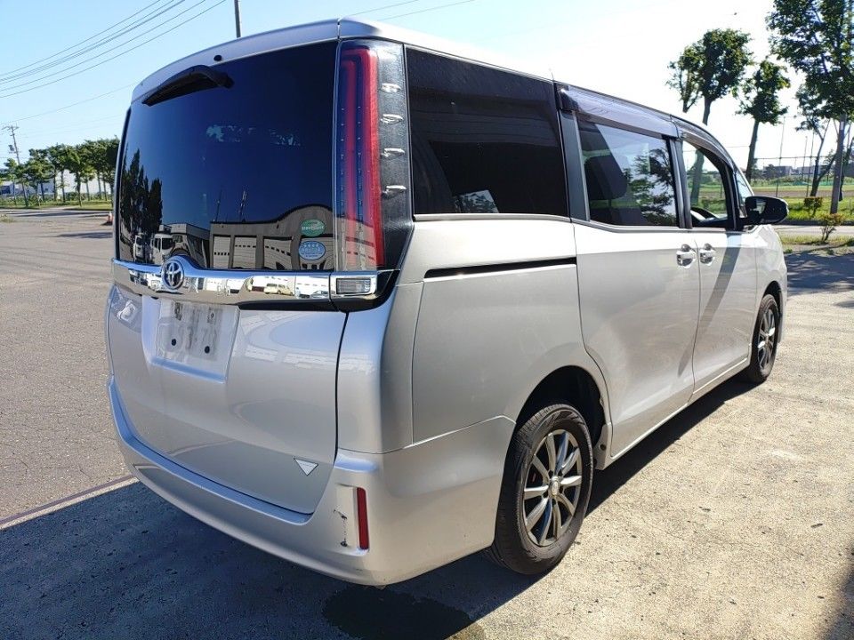 2017 Toyota Noah auction photo 2