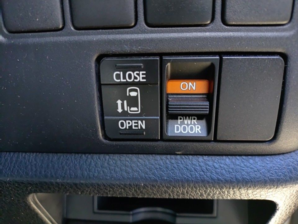 2017 Toyota Noah auction photo 35