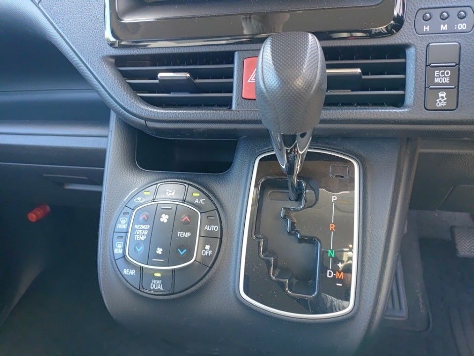 2017 Toyota Noah auction photo 12